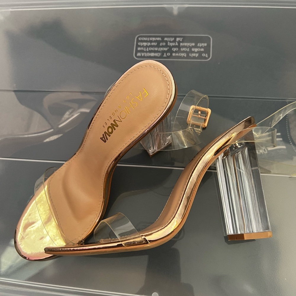 Fashion Nova dress shoes High Heels / Clear w/ Rose Gold Trim. Size 8